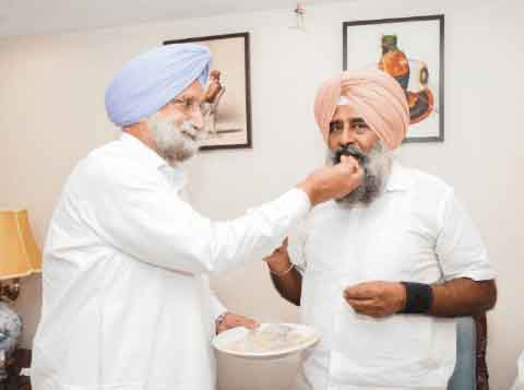 सुखजिंदर रंधावा ने दिल्ली में परगट सिंह का मुंह मीठा कराया।