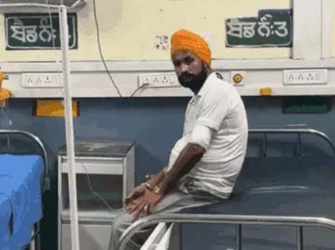 अस्पताल में ASI सुखचैन सिंह के बयान दर्ज करती हुई पुलिस।