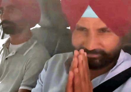 प्रधानगी छीने जाने के बाद राजा वड़िंग से मीडिया ने वजह पूछी तो उन्होंने मुस्कुराते हुए हाथ जोड़ दिए।