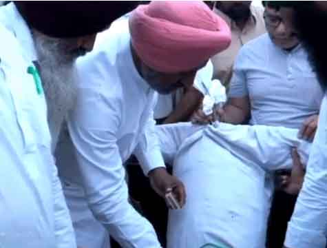 मुख्य चुनाव आयुक्त ज्ञानेश कुमार का पुतला फूंकते हुए कांग्रेसी।