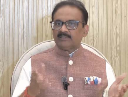 LPU में हिंसा काे लेकर बात करते चांसलर अशोक मित्तल।